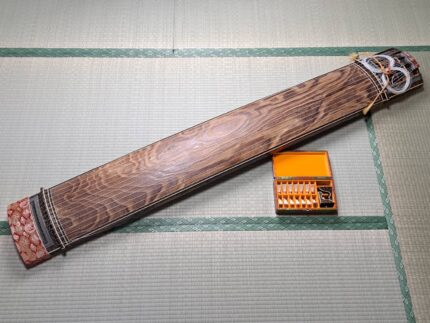 十三絃箏=琴.竜舌に秀甫の銘. 愛らしい 琴柱 十三絃箏=琴.竜舌に秀甫の銘. 愛らしい 琴柱