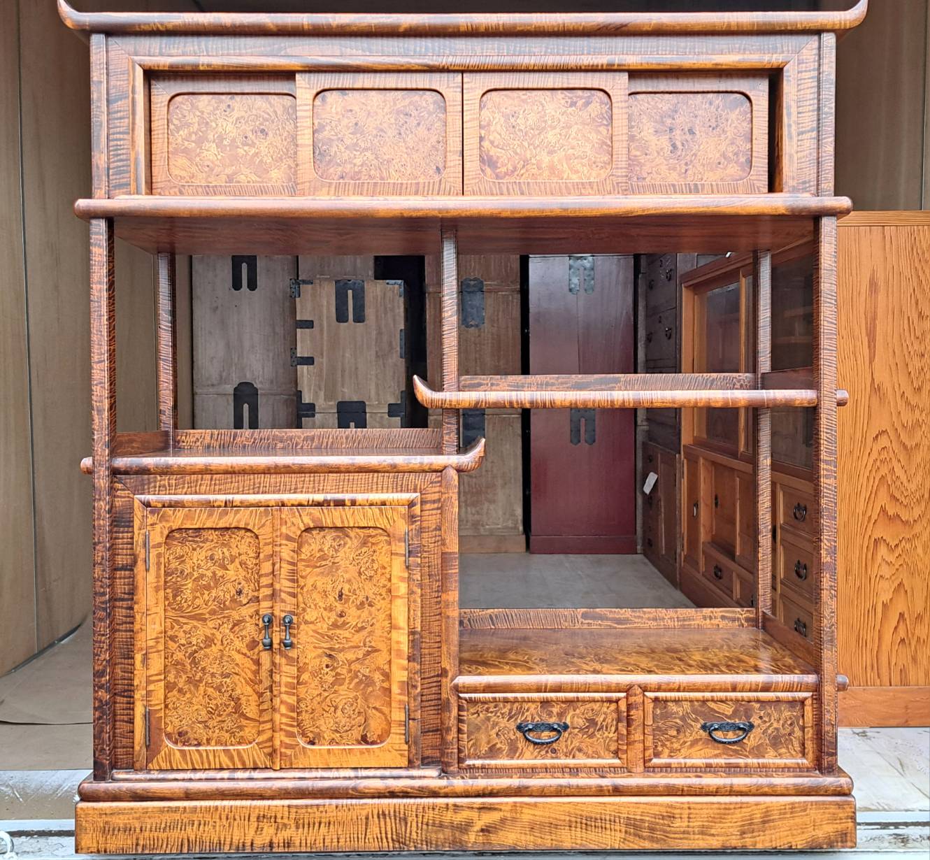 玉杢、鳥眼杢、虎杢の見事な違い棚(水屋箪笥)