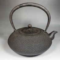 御釜師 十三代 鈴木盛久(繁吉) 作 霰布団形鉄瓶 虫喰提手