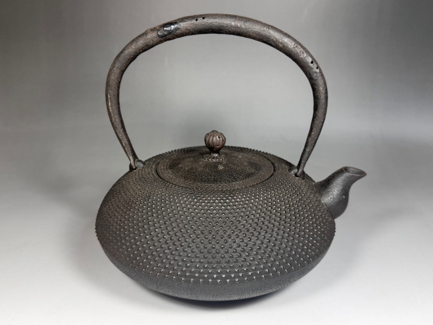 御釜師 十三代 鈴木盛久(繁吉) 作 霰布団形鉄瓶 虫喰提手