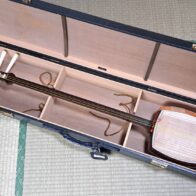 三味線　子持ち綾杉彫り、金細、糸巻き象牙、虎目(トチ)