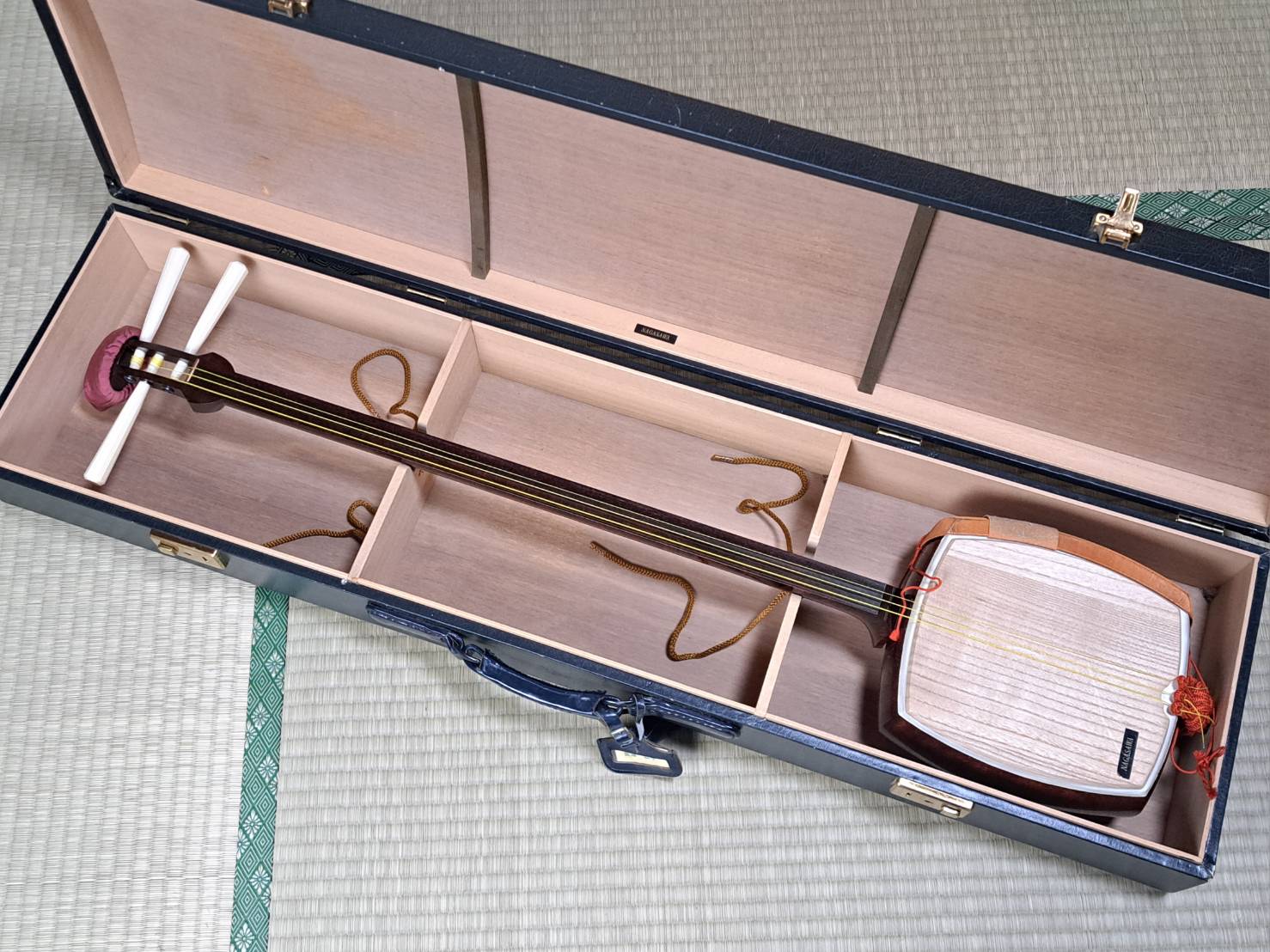 三味線　子持ち綾杉彫り、金細、糸巻き象牙、虎目(トチ)