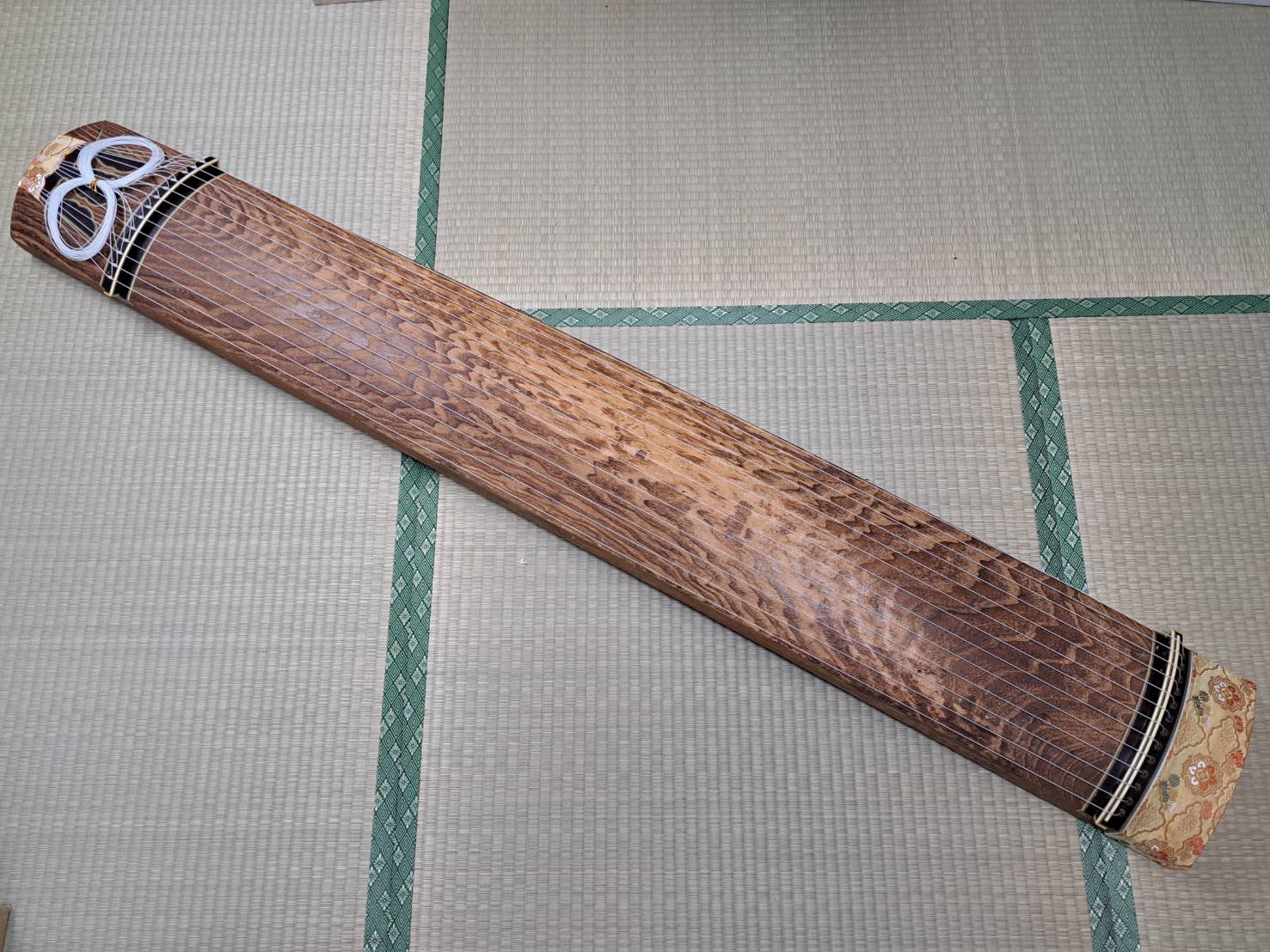 十三絃 琴　くり甲、綾杉彫り、龍舌象牙に蒔絵(一水銘)