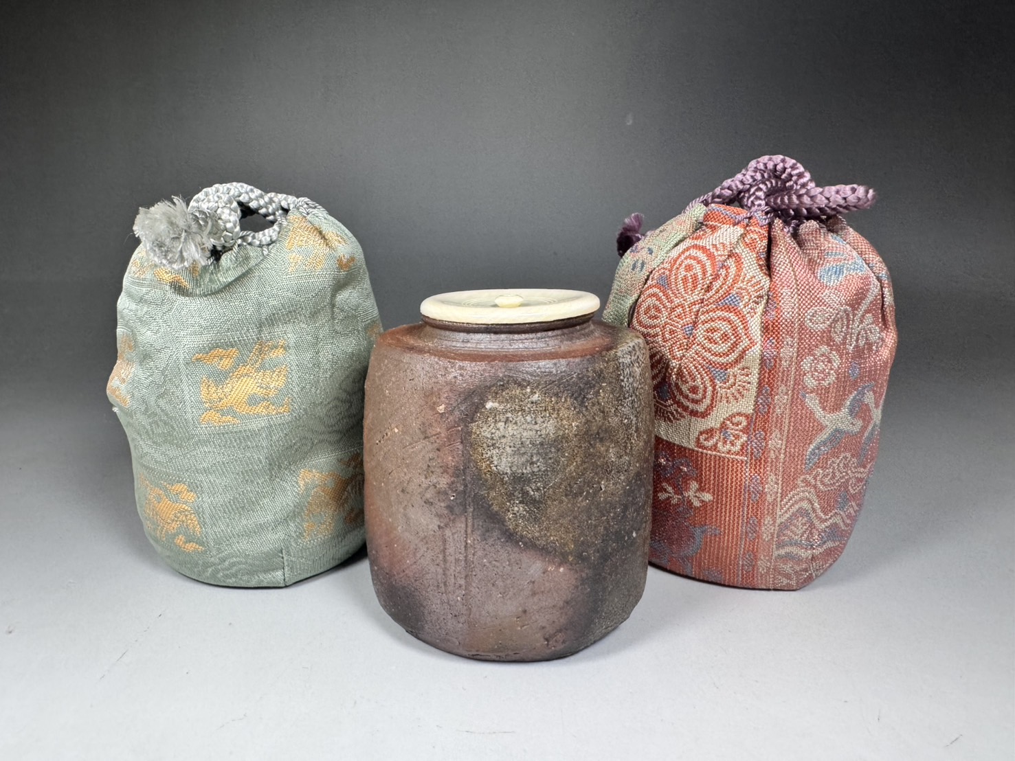 伊勢崎満 造 陽山窯 備前 肩衝 茶入 茶道具 共箱 仕覆 紅牙瑞綿 正絹 古代名物裂
