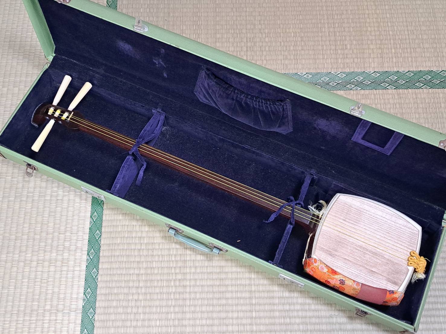 三味線（子持ち綾杉彫り、金細、虎目、糸巻き象牙）