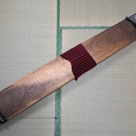 13絃 琴　くり甲、玉縁包み、綾杉彫り、龍舌螺鈿蒔絵(正水銘)