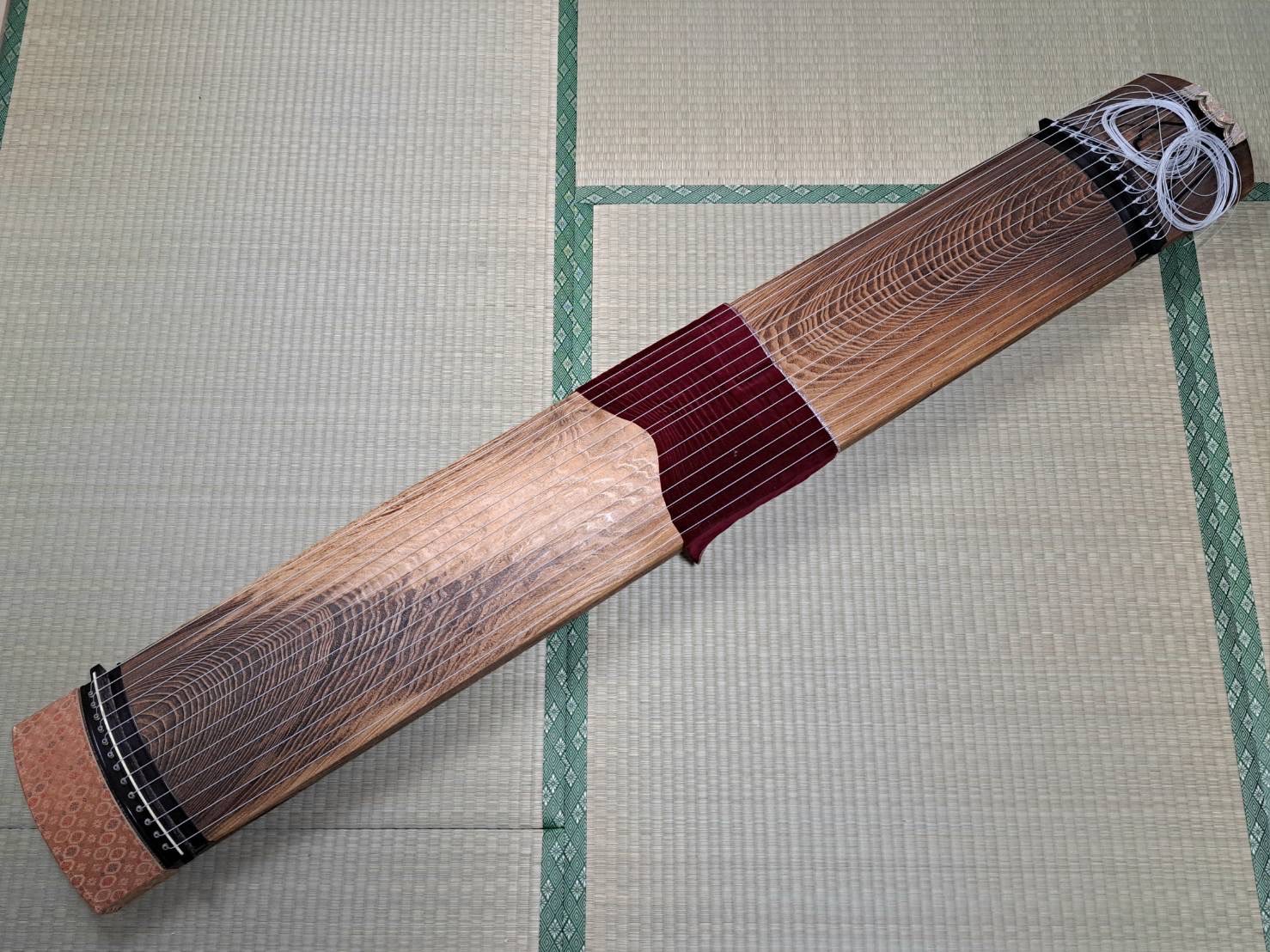 13絃 琴　くり甲、玉縁包み、綾杉彫り、龍舌螺鈿蒔絵(正水銘)