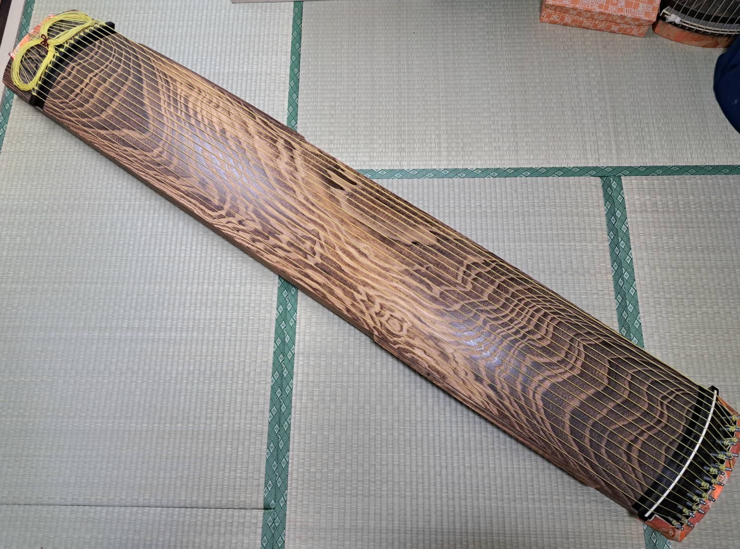 十七絃 琴　並甲、すだれ彫り、玉縁包み、上ピン