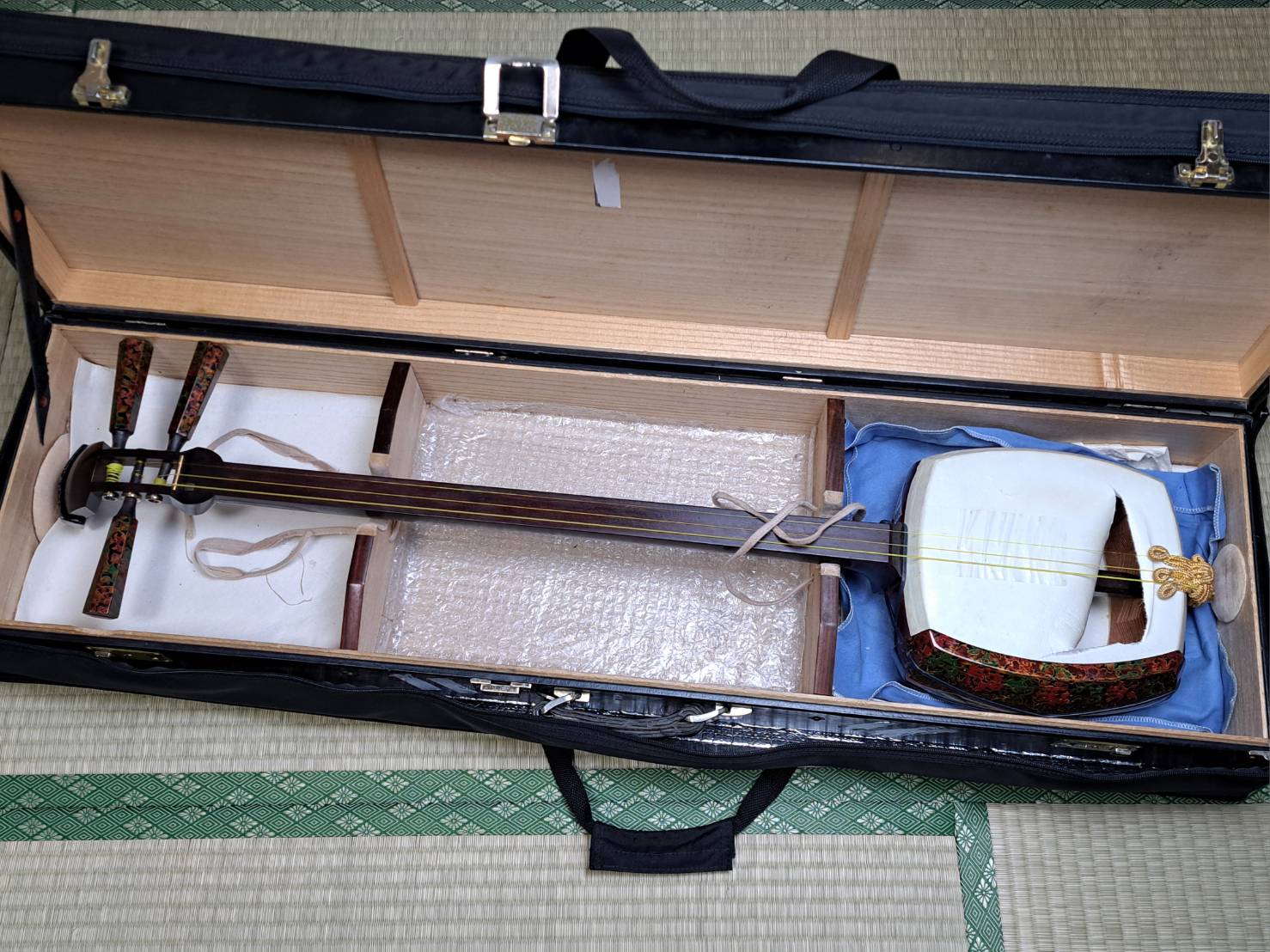 演奏会用の津軽三味線(子持ち綾杉、金細)