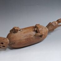 二代 小坂礼之 作 一位一刀彫 蓮根に蛙 木彫