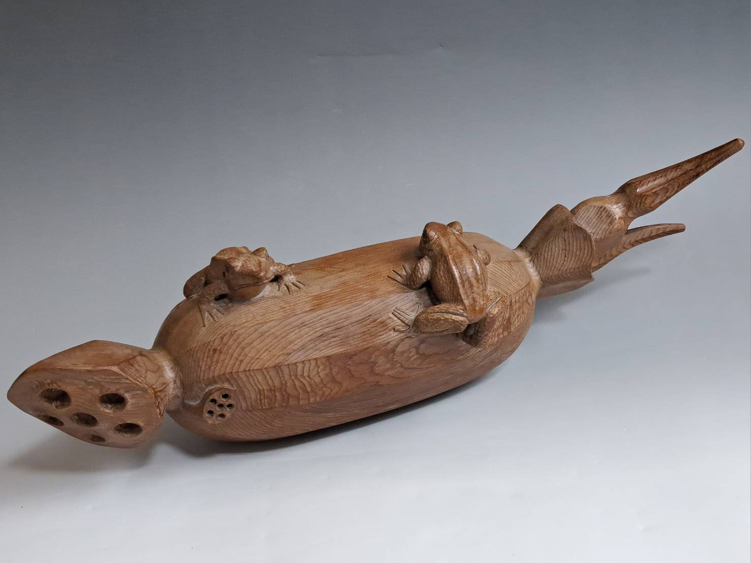 二代 小坂礼之 作 一位一刀彫 蓮根に蛙 木彫