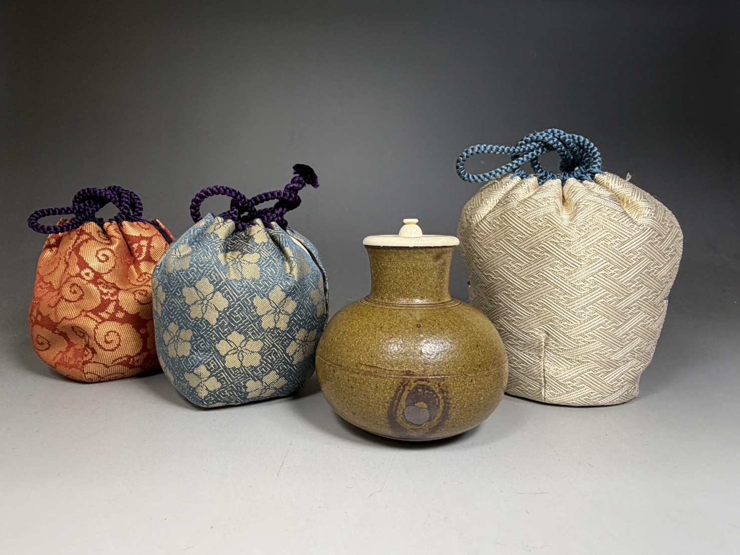 笹田有祥 模利休丸壷 茶入 / 共箱 大徳寺 三玄院 長谷川寛州 書付 利休居士四百年忌 利休丸壺写 / 仕覆 藤種純子 富田金襴 西陣織 茶道具