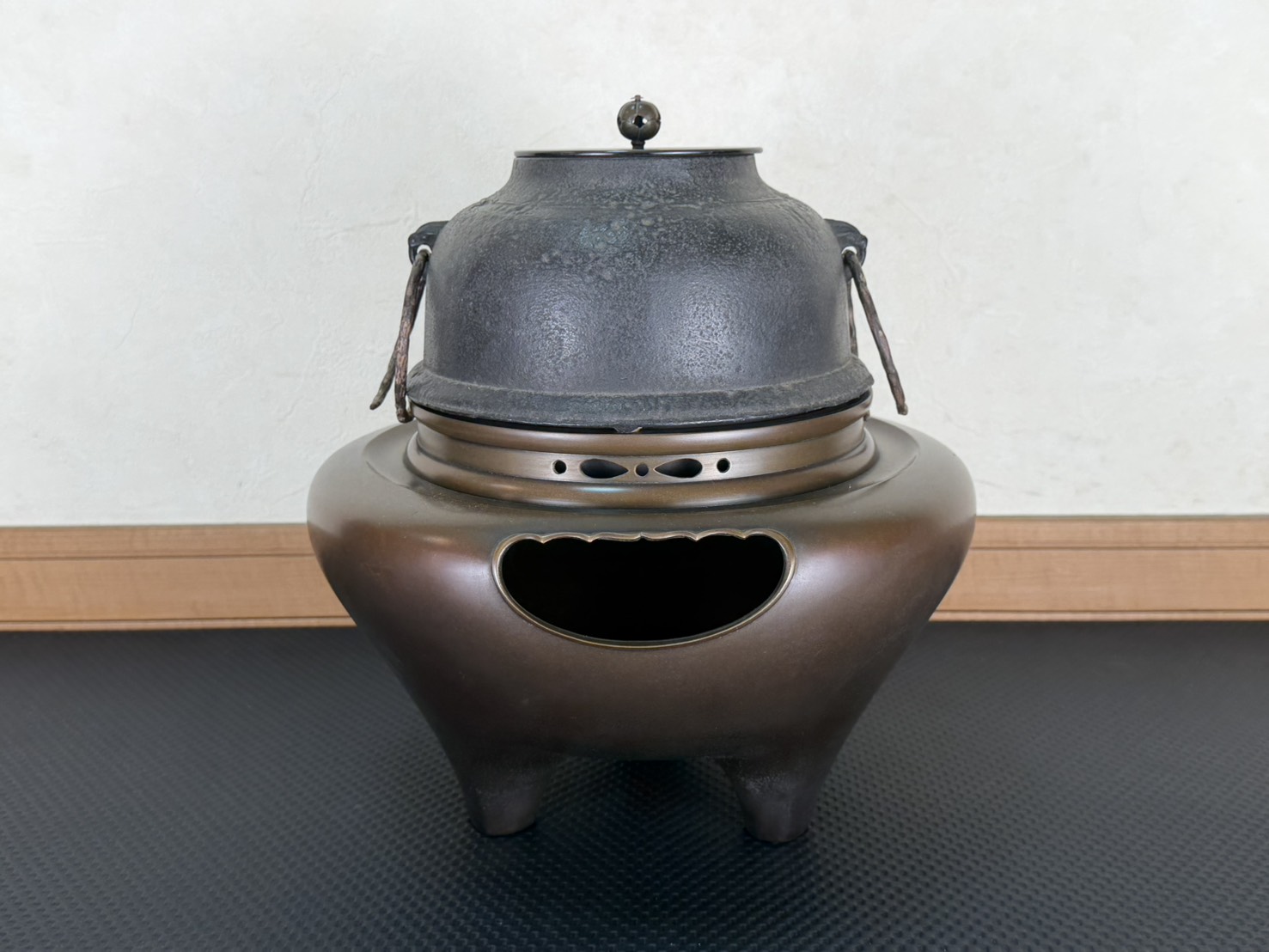 【風炉師 一ノ瀬宗辰 造】【釜師 畠春斎 造】唐銅 朝鮮風炉 釜 合作