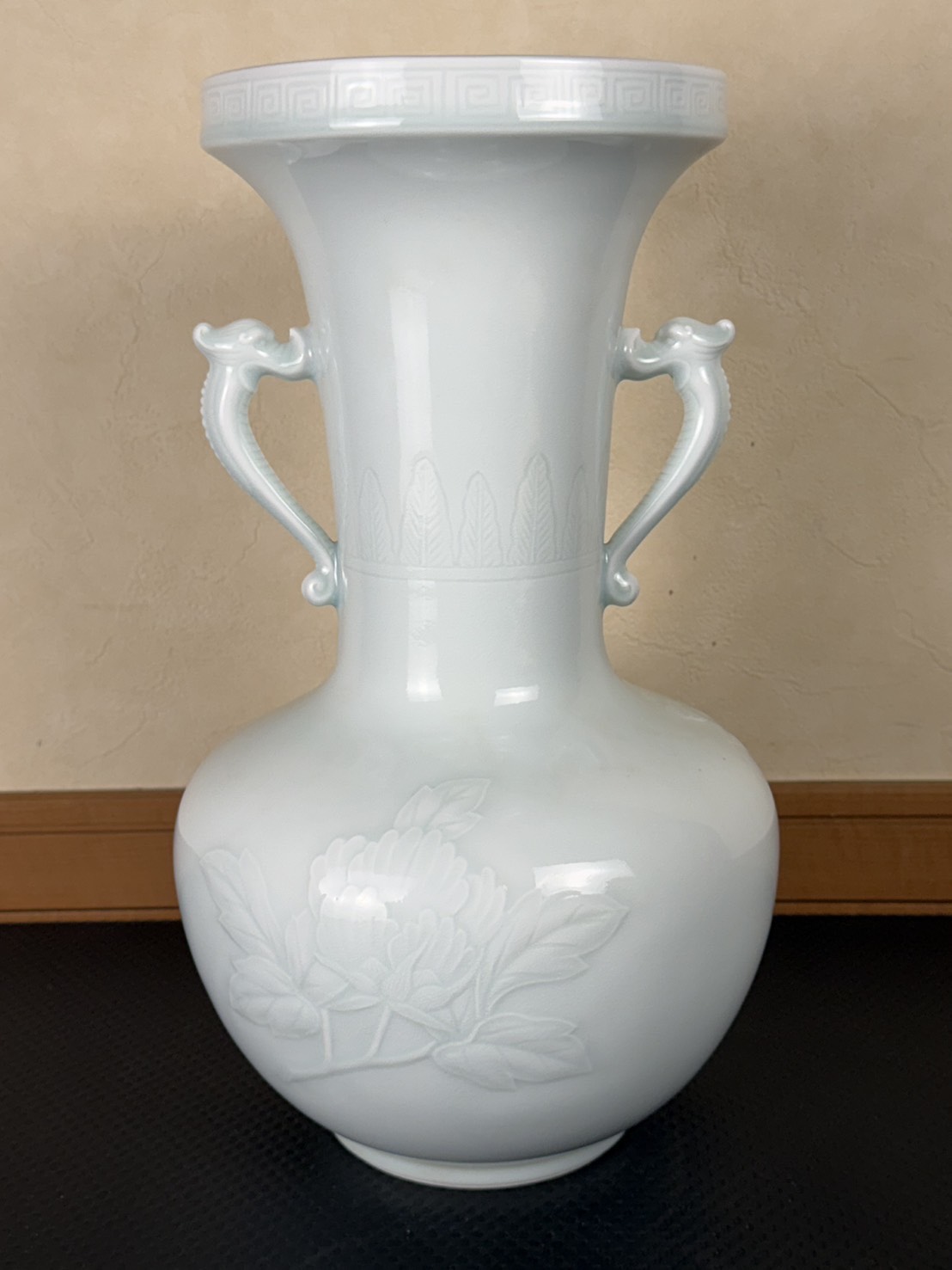 陶芸家 樋渡陶六 作 青白磁牡丹紋彫花瓶