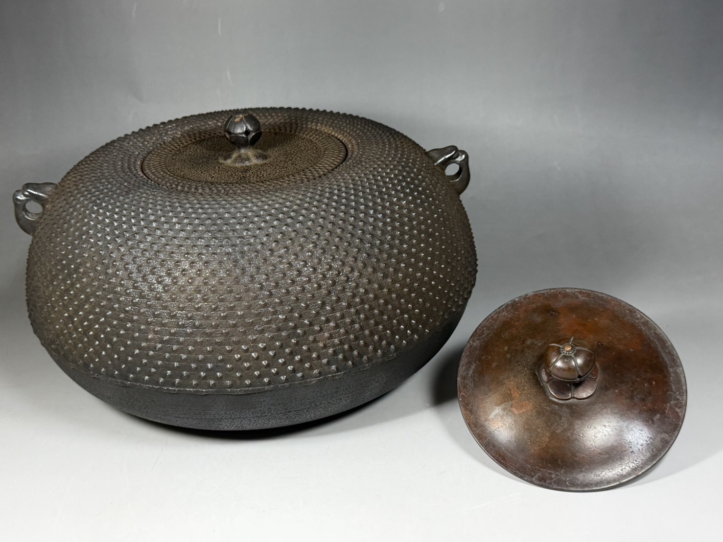 釜師 十三代 鈴木盛久（繁吉） 「霰姥口布団釜」