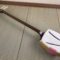 演奏会用 三味線(子持ち綾杉彫り、金細、トチ)